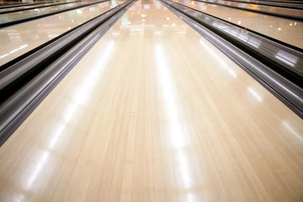 Bowling strada pavimento in legno prospettiva — Foto Stock