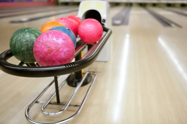Bowlingové koule a dřevěné podlahy perspektivy — Stock fotografie