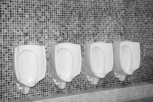 Urinol do banheiro em uma fileira com azulejos cinza — Fotografia de Stock