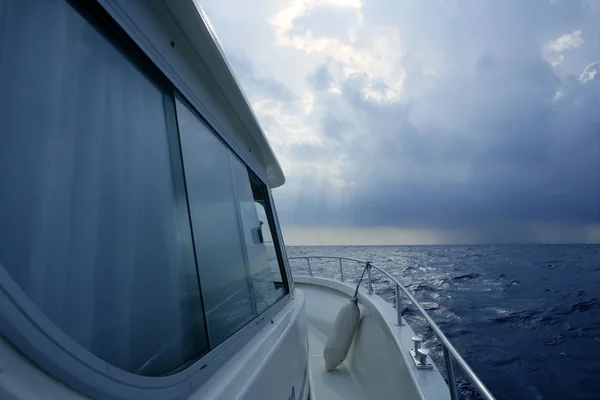 Steuerbordseite des Bootes bei trübem Sturm — Stockfoto