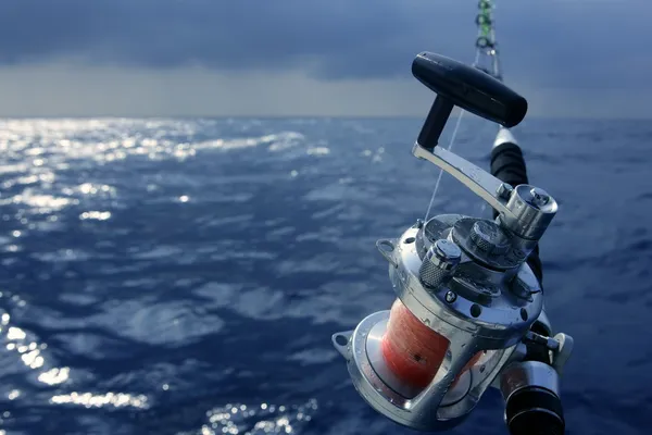 Barco pescador pesca de altura en agua salada — Foto de Stock