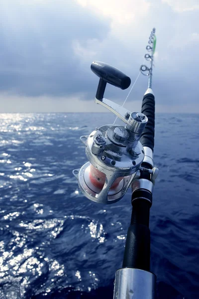 Рыбалка на большой лодке в глубоком море — стоковое фото