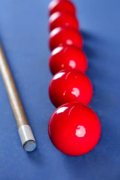 Billard-Pool-Stick mit roten Kugeln Reihe — Stockfoto