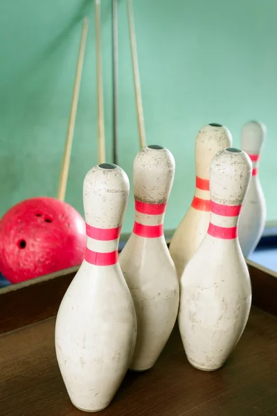 Biljart en bowling spelen stilleven — Stockfoto