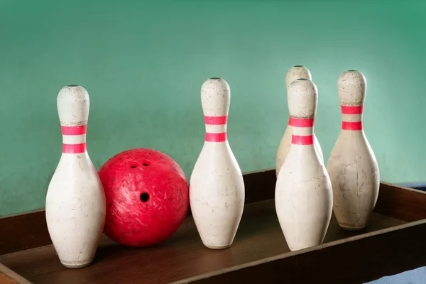 Stilleven rode bal bowlen op groene achtergrond — Stockfoto
