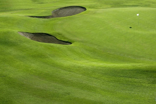 Golfbaan groen gras heuvel veld rijggat — Stockfoto