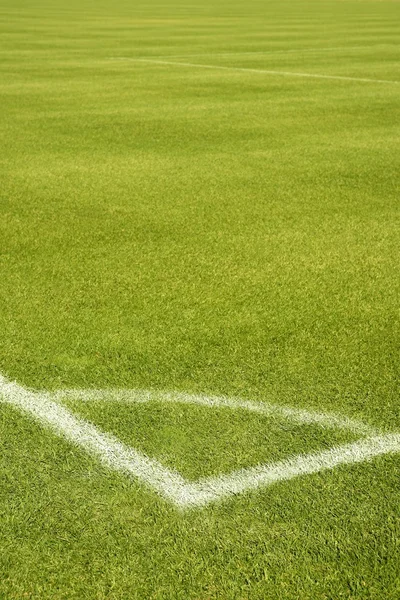 Piłka nożna zielona trawa pole rogu białe linie — Zdjęcie stockowe