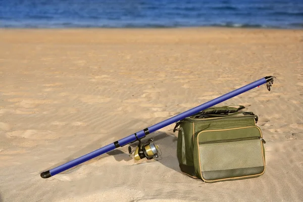 Surfcasting fiskespö och rutan över stranden sand — Stockfoto