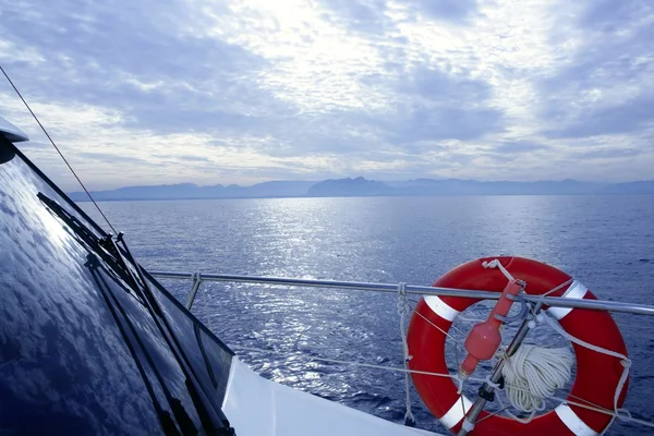 Boot trein met ronde oranje lifesaver blauwe zee — Stockfoto