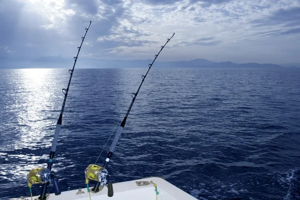 Barco de pesca curricán con dos cañas y carretes — Foto de Stock
