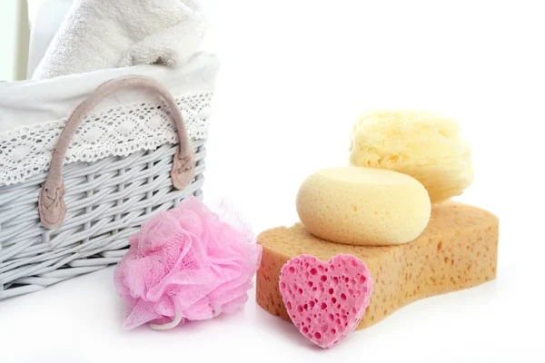 Toalettartiklar grejer svamp gel schampo handdukar — Stockfoto