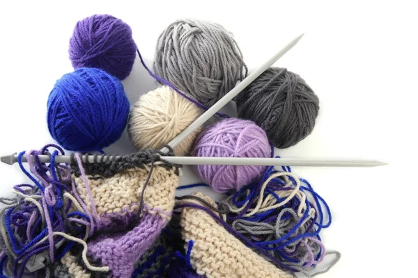 Outils à tricoter avec des boules de laine — Photo