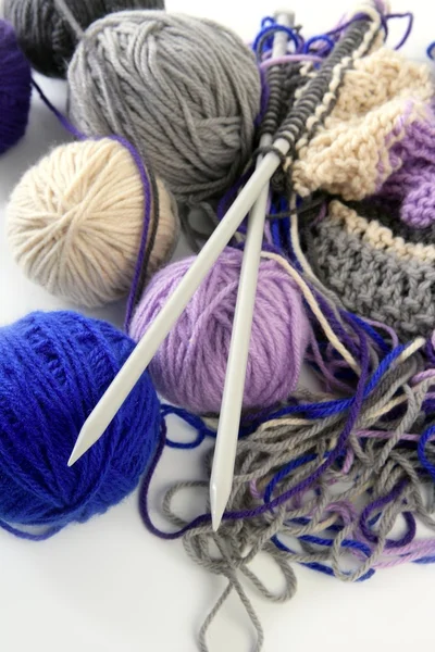 Инструменты для вязания с шарами из шерсти — стоковое фото