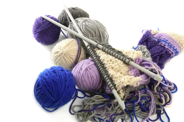 뜨개질을 하는 털 실 공 도구 — 스톡 사진