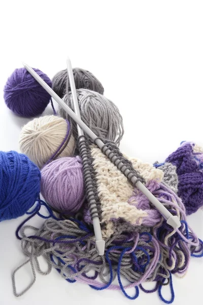 Outils à tricoter avec des boules de laine — Photo