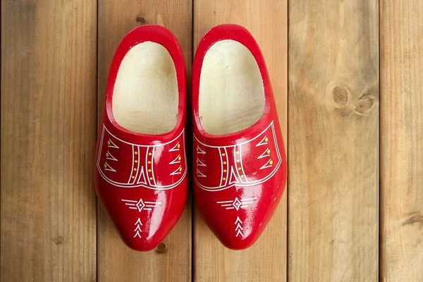 Holanda holandesa sapatos de madeira vermelha na madeira — Fotografia de Stock