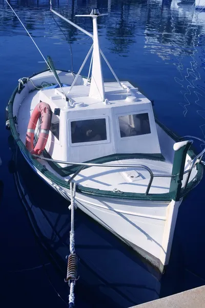 Pequeno barco de madeira tradicional mediterrânea — Fotografia de Stock