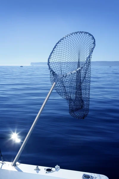 Red de pesca con pala en barco en mar azul —  Fotos de Stock