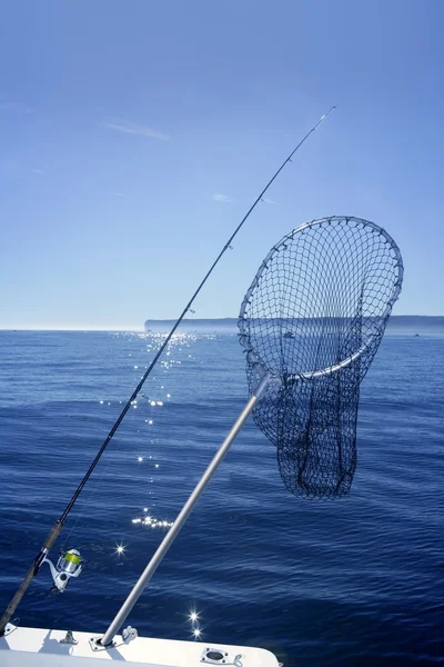 Рыболовецкая сеть на лодке в голубом море — стоковое фото
