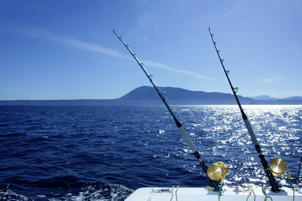 Pesca con la barca a traina blu acqua salata — Foto Stock