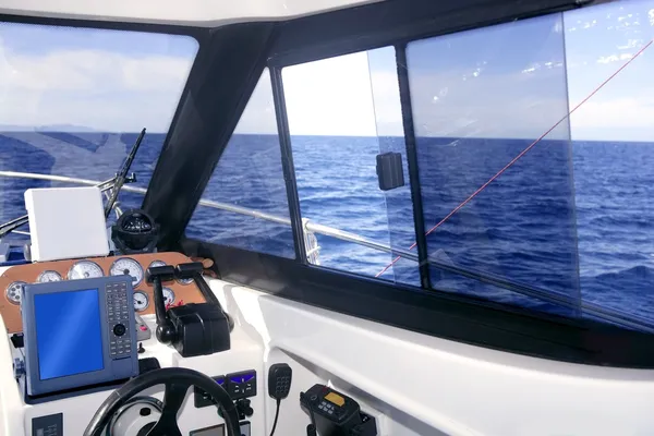Interno della barca con strumenti del pannello di controllo — Foto Stock