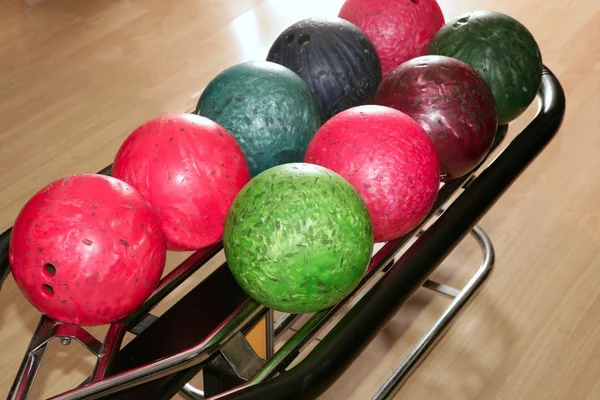 Bowling bollar röd grön närbild rad — Stockfoto