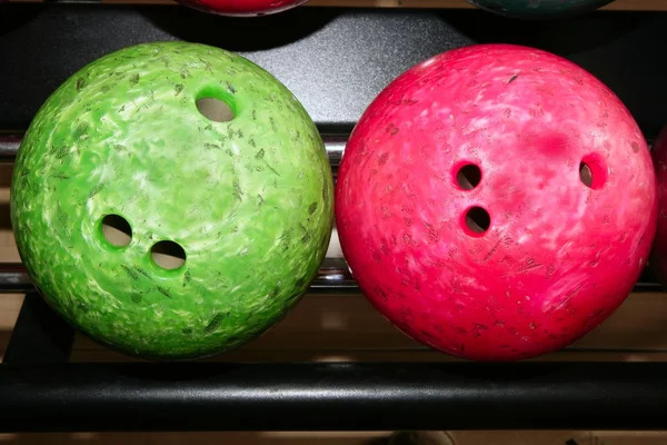 Bowlingkugeln rot grün Nahaufnahme Reihe — Stockfoto