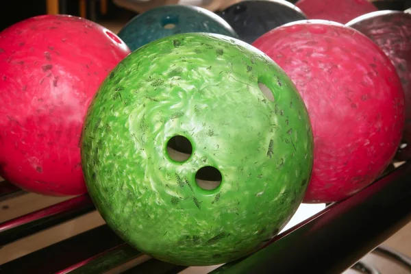 Bowling ballen rood groen close-up rij — Stockfoto