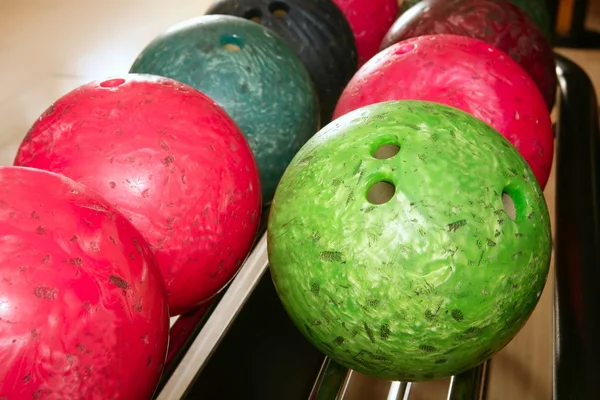 Bowlingové koule červené zelené closeup řádek — Stock fotografie