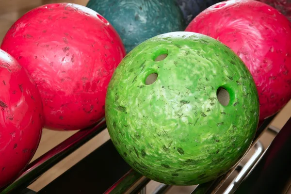 Боулинг шары красный зеленый ряд крупным планом — стоковое фото