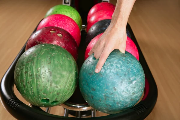 Boule de bowling dans la main du joueur homme — Photo