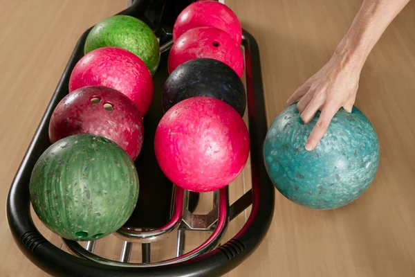 Bowling bal in man spelershand — Stockfoto