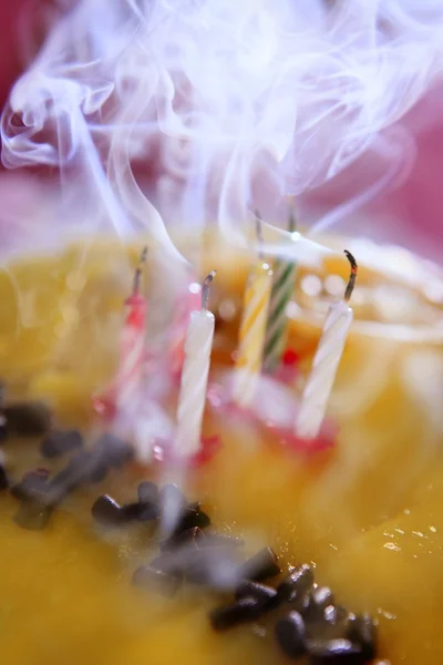 Blowed verjaardagscake kaarsen met rook — Stockfoto