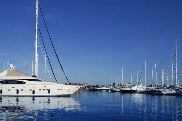 Marina azul vista doca de férias de água salgada — Fotografia de Stock
