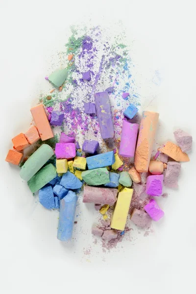 Színes kréta tört színek rendetlenség felett fehér — Stock Fotó