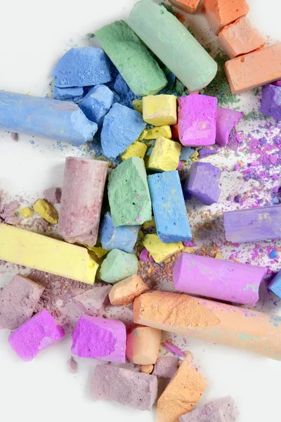 Kleurrijke krijt gebroken kleuren puinhoop over Wit — Stockfoto