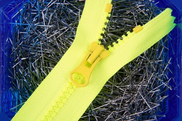 Švadlena špendlíky pozadí žluté zip — Φωτογραφία Αρχείου