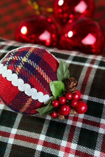 Boże Narodzenie ozdoba piłka szkocki deseń — Zdjęcie stockowe
