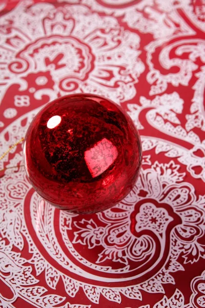 Hint desen üzerinden chrsitmas kırmızı topu — Stok fotoğraf