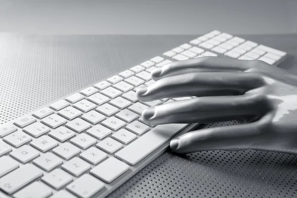 Computer toetsenbord aluminium zilveren hand — Stockfoto