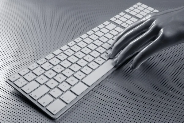 Dator tangentbord aluminium silver hand — Stockfoto
