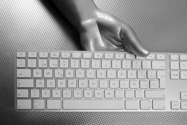 Futuristische silbergraue Hand und Tastatur — Stockfoto