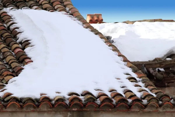 老年用粘土屋顶瓦下雪的冬天雪下 — 图库照片