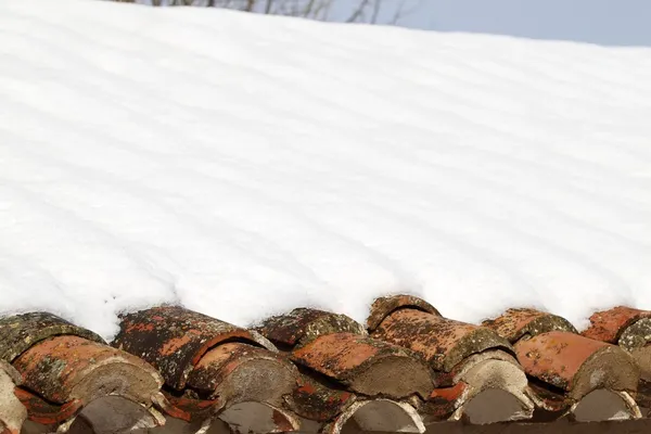 老年用粘土屋顶瓦下雪的冬天雪下 — 图库照片