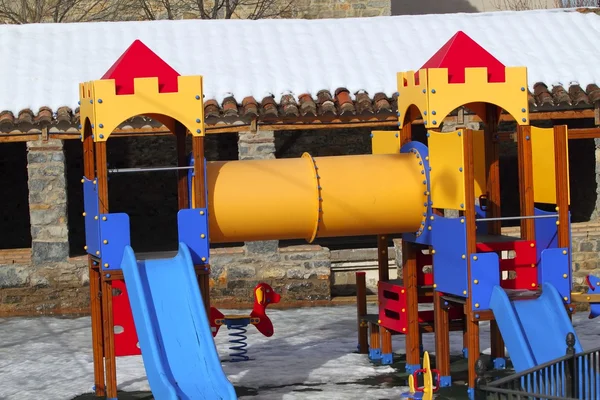 Aire de jeux pour enfants parc hiver neige sol glacé — Photo
