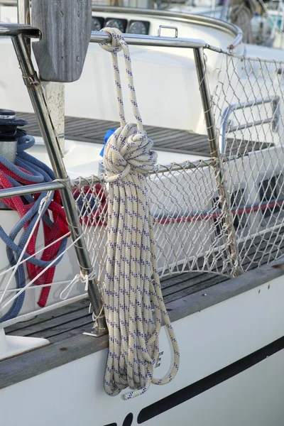 Corda marina appesa in barca a vela — Foto Stock