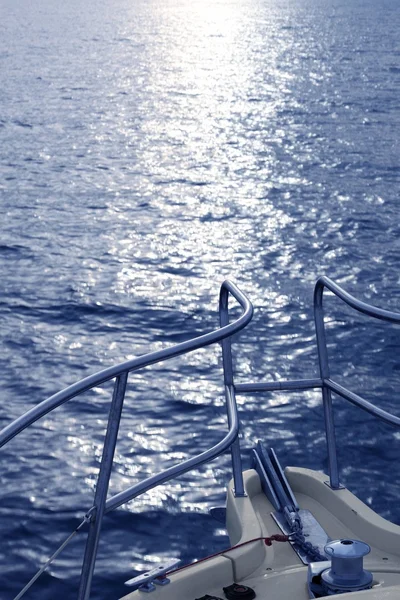 Sport motorbåt båge med blå havet bakgrund — Stockfoto