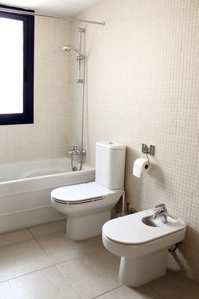 Badrum med badkar toalett och bidé — Stockfoto