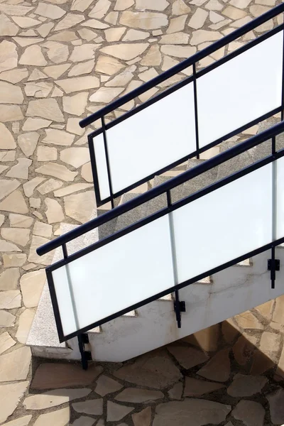 Escalera de barandillas de vidrio con suelo de mampostería —  Fotos de Stock