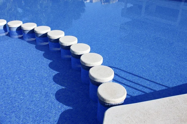 Niebieski basen okrągły sposób płytki — Zdjęcie stockowe